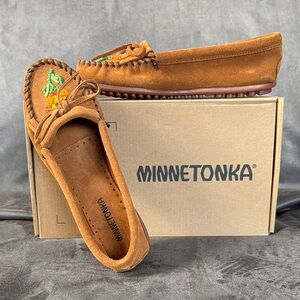 NEW! Minnetonka Women’s Ziigwan Waabigwan Moc Brown Suede Loafers